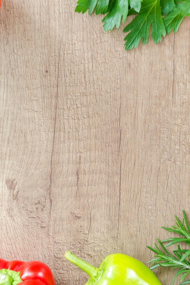 Овощи на деревянном фоне 