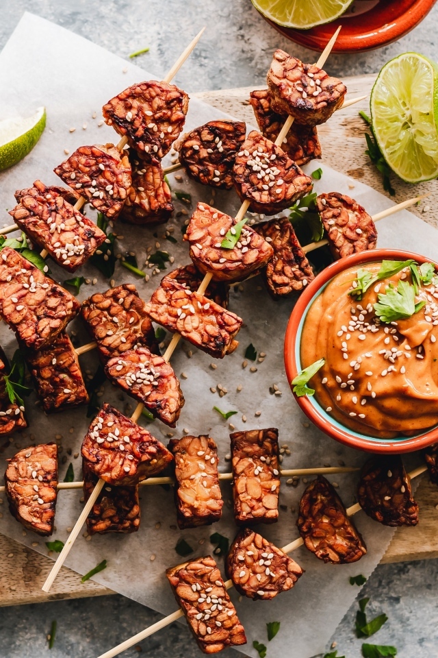 Вегетарианский шашлык на шпажках на столе с соусом