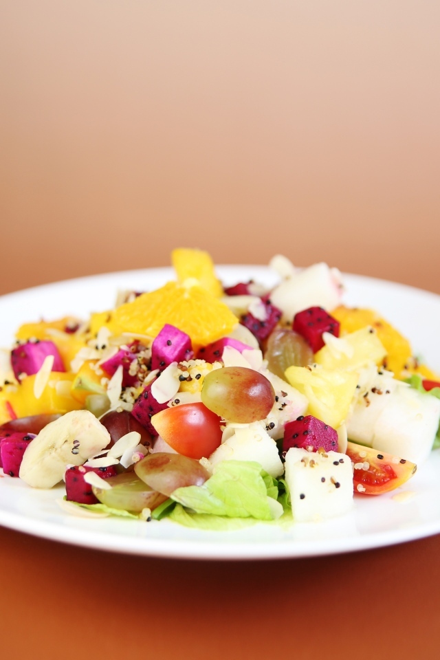 Вегетарианский салат с сыром и виноградом