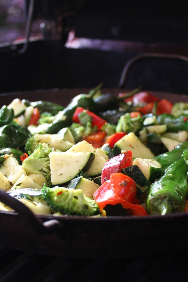 Вегетарианское овощное блюда на сковороде