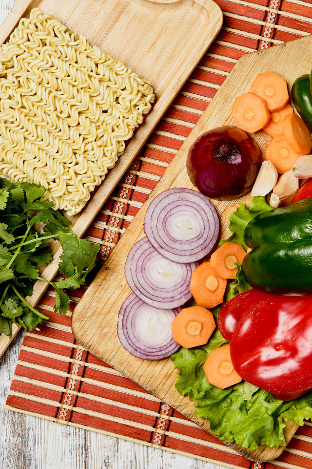 Вермишель с овощами и зеленью на столе