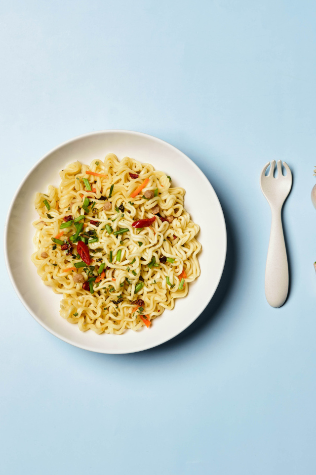 Вермишель с овощами на голубом фоне 