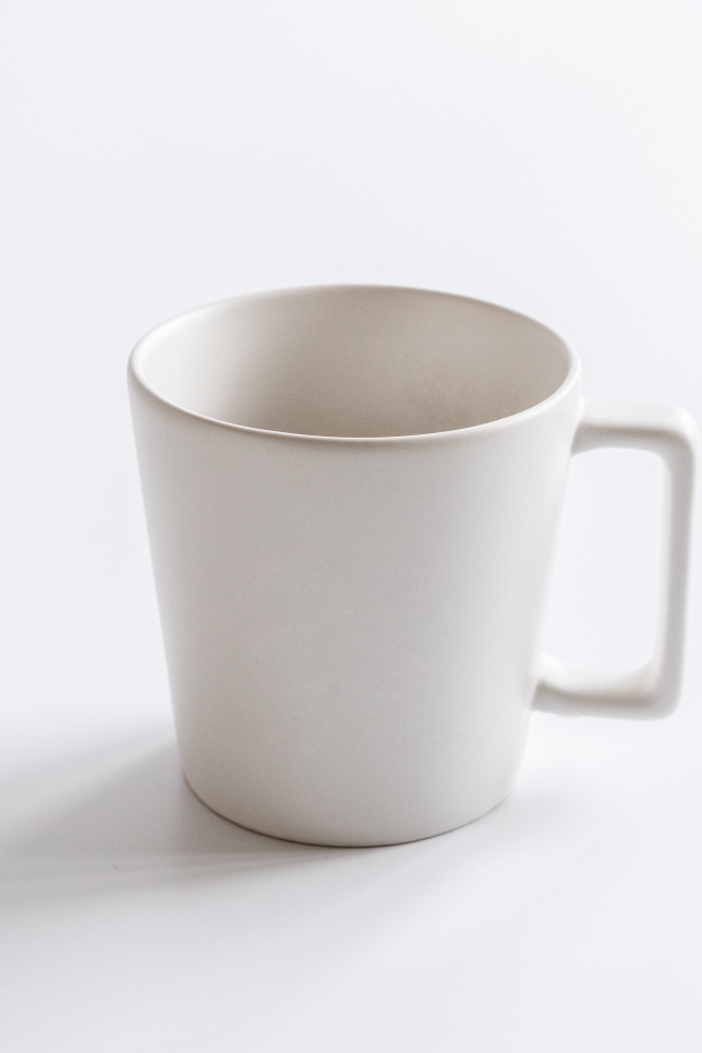 Белая кружка крупным планом