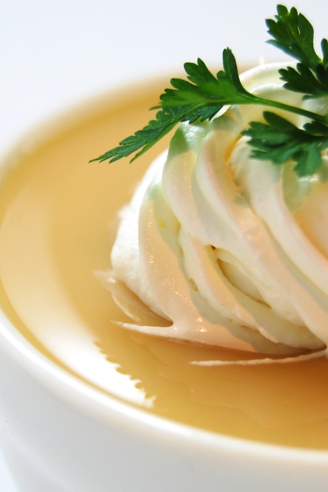 Белый взбитый крем на супе с петрушкой