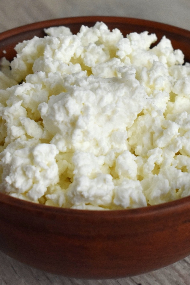 Деревянная миска с творогом на столе