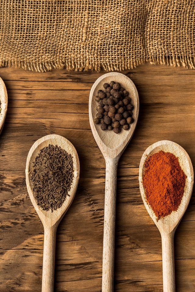 Деревянные ложки со специями на столе