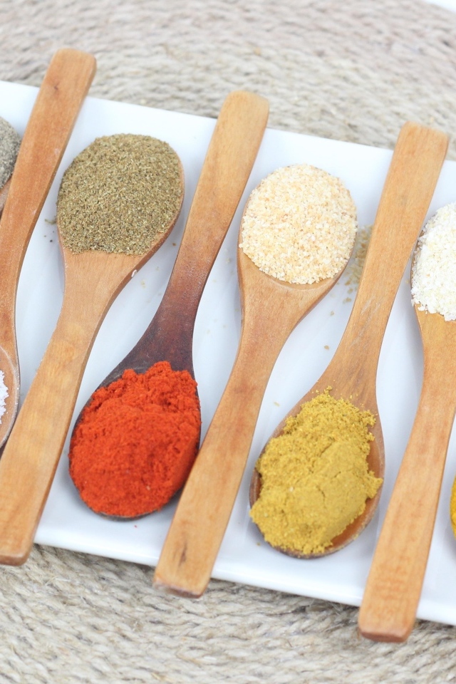 Деревянные ложки с пряными специями на салфетке 