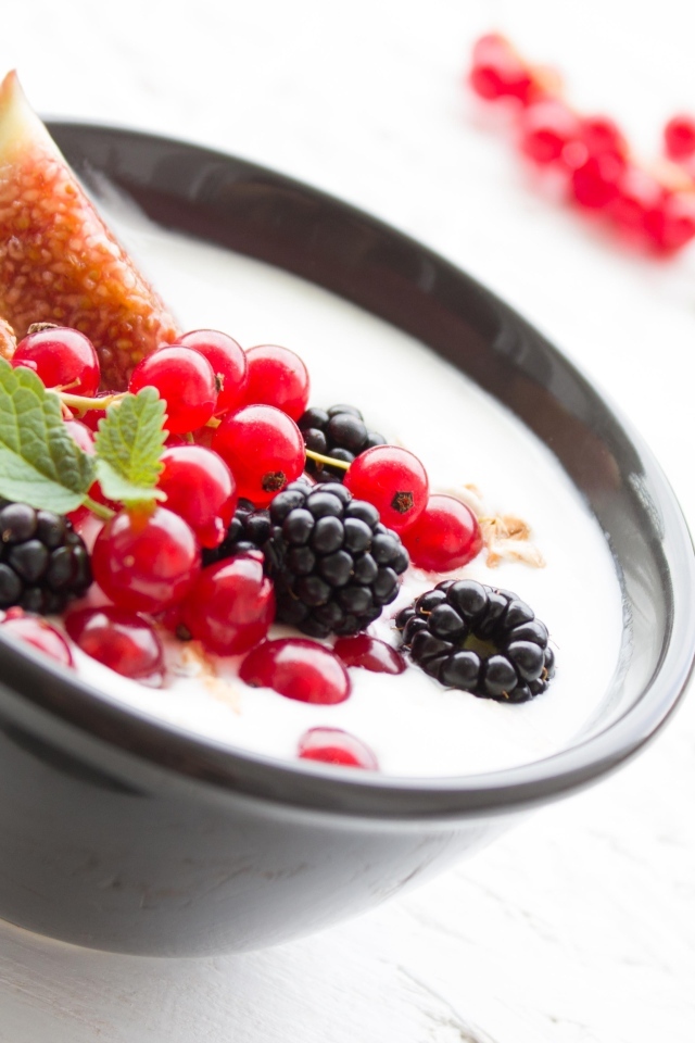 Йогурт с ягодами на столе