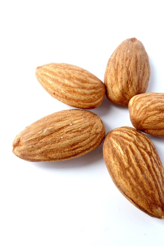 Миндальные орехи на белом фоне крупным планом