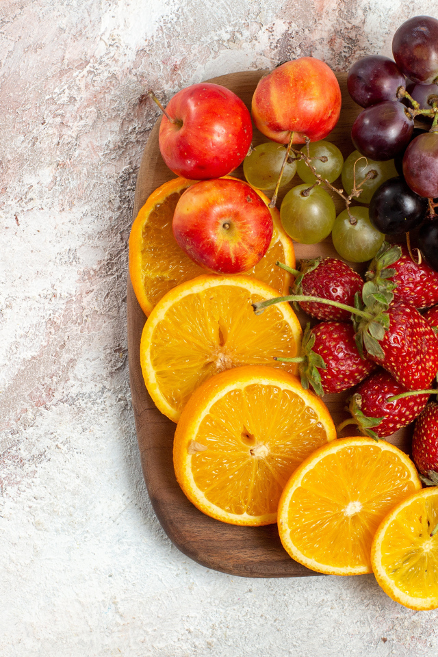 Аппетитные фрукты на доске манят ароматом