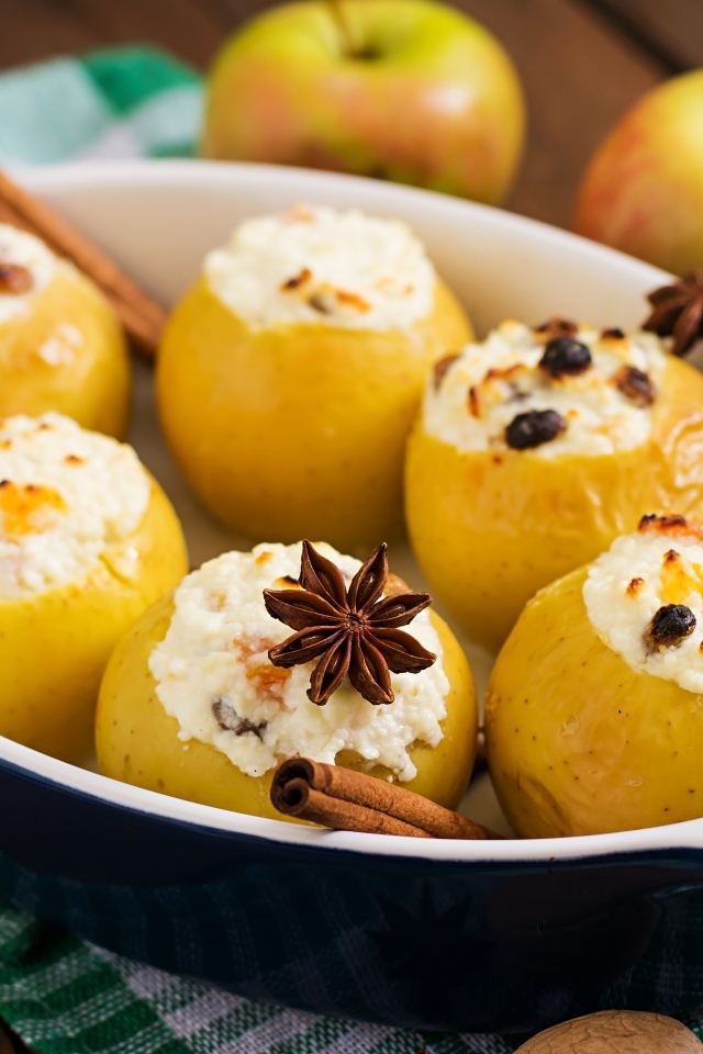 Запеченные яблоки с творогом и специями