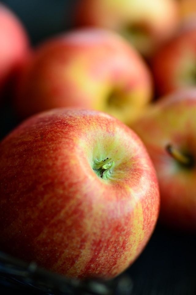 Красивые ароматные красные яблоки