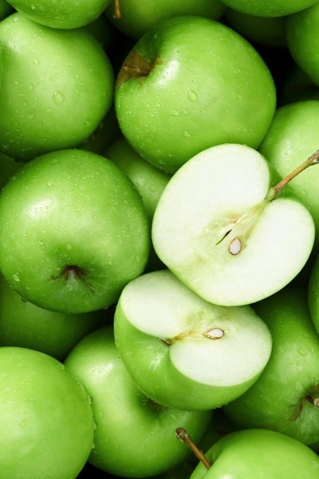Красивые зеленые яблоки в каплях воды