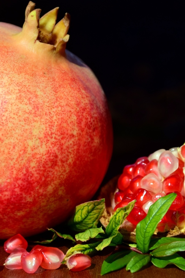 Большой спелый красный гранат крупным планом