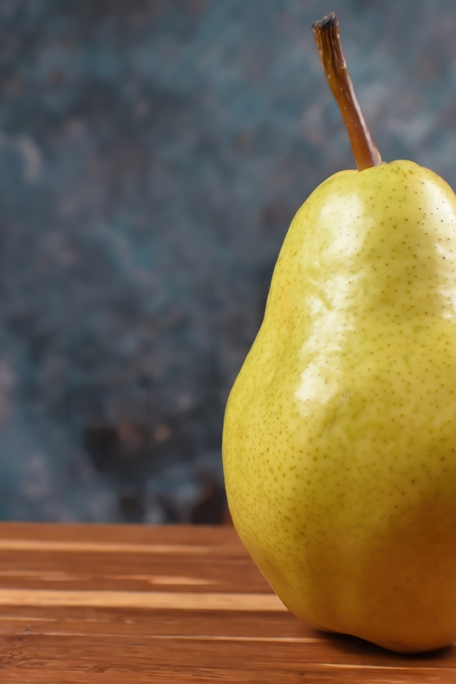 Большая спелая желтая груша
