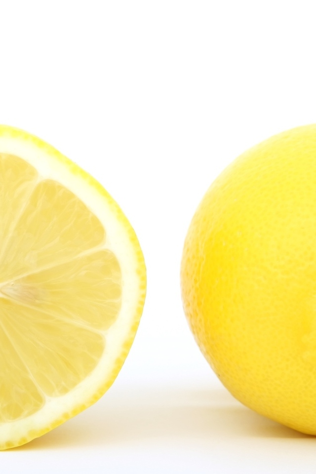 Большой желтый спелый лимон на белом фоне