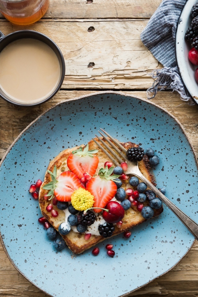 Хлеб на тарелке с ягодами и сыром