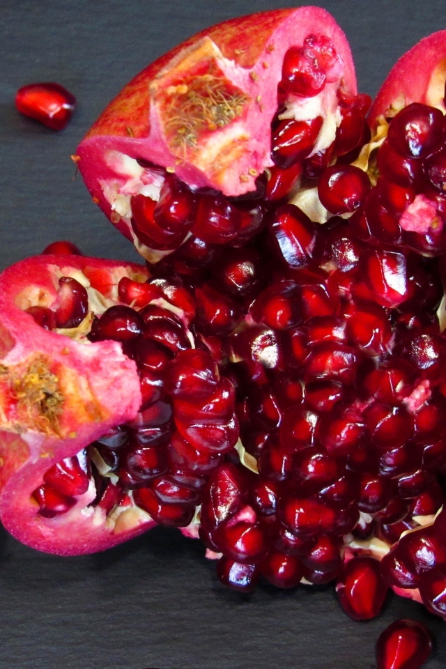 Яркие спелые красные зерна граната