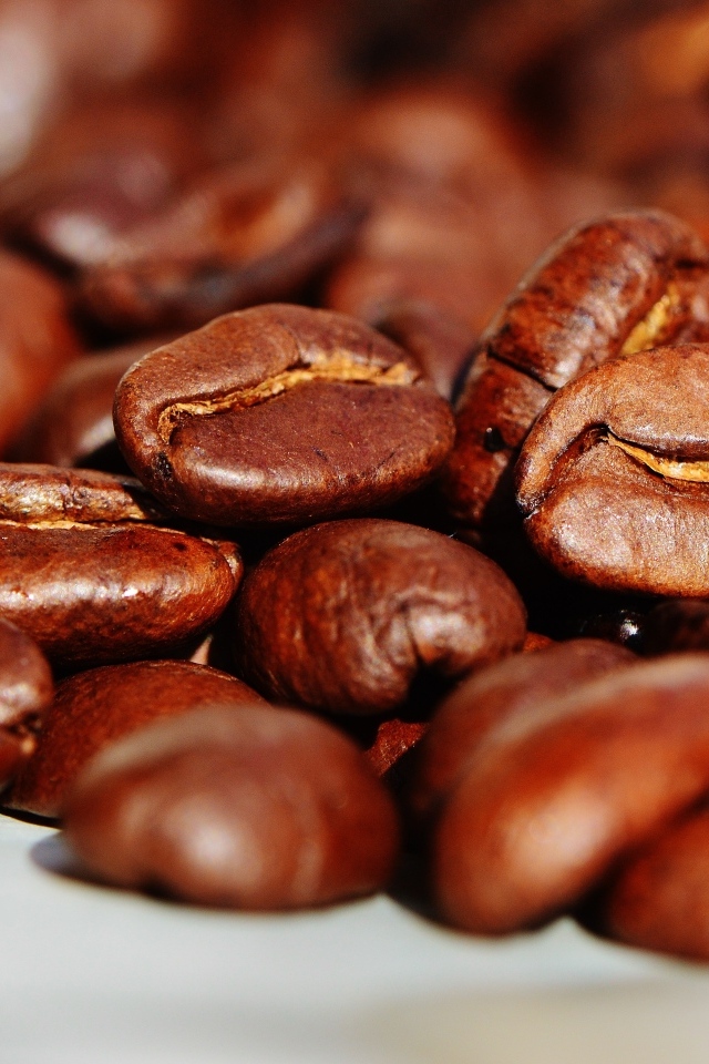 Коричневые жареные зерна кофе