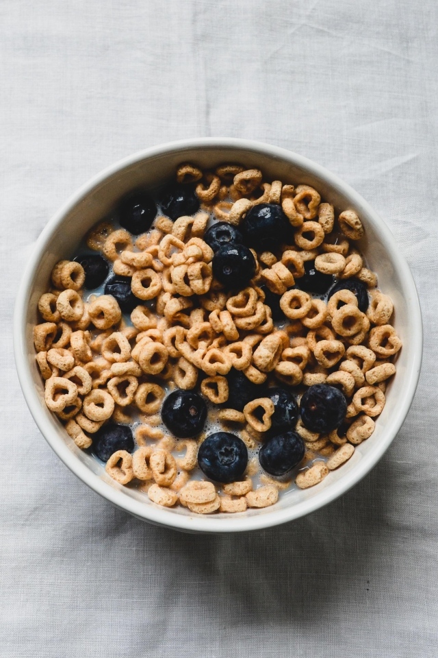 Хлопья с ягодами черники и молоком на завтрак