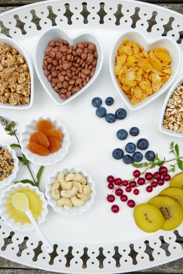 Хлопья с ягодами на большой белой тарелке