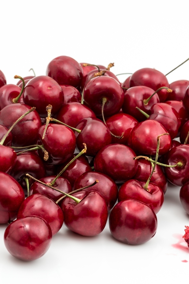 Ягоды черешни на белом фоне крупным планом