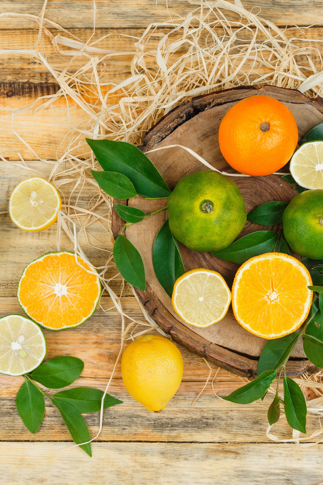 Цитрусовые кислые фрукты на столе