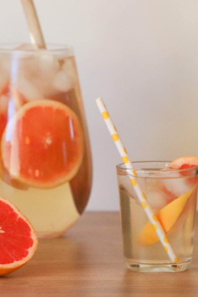 Графин с грейпфрутом и помело