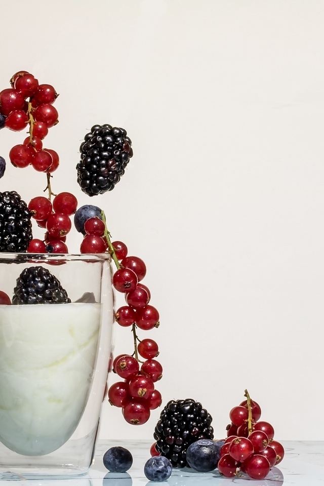 Вкусный йогурт с ягодами красной смородины, черники и ежевики