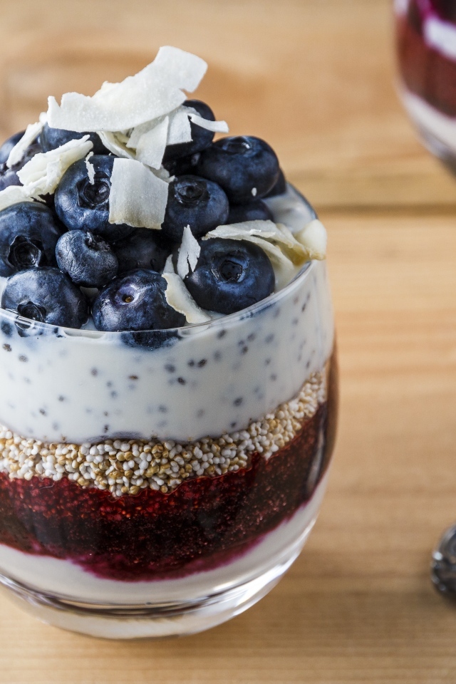 Десерт с ягодами черники в стакане на завтрак