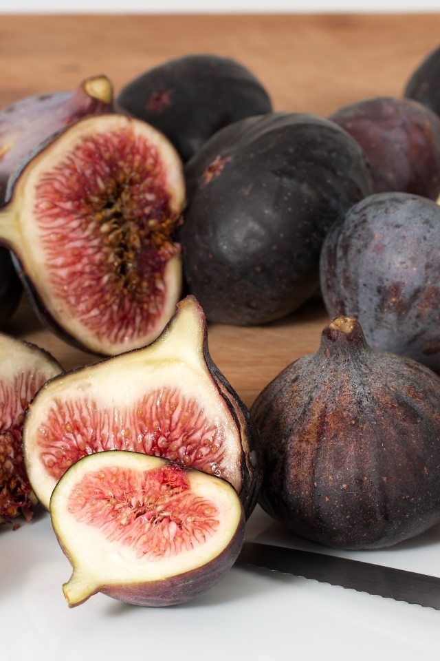 Плоды инжира на столе с ножом