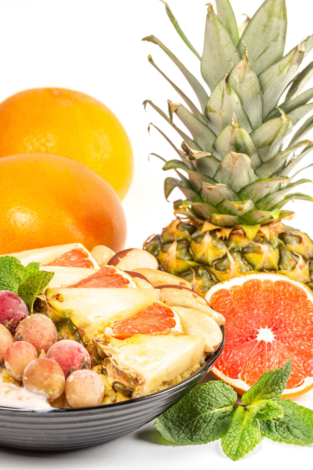 Хлопья с цитрусовыми фруктами на белом фоне