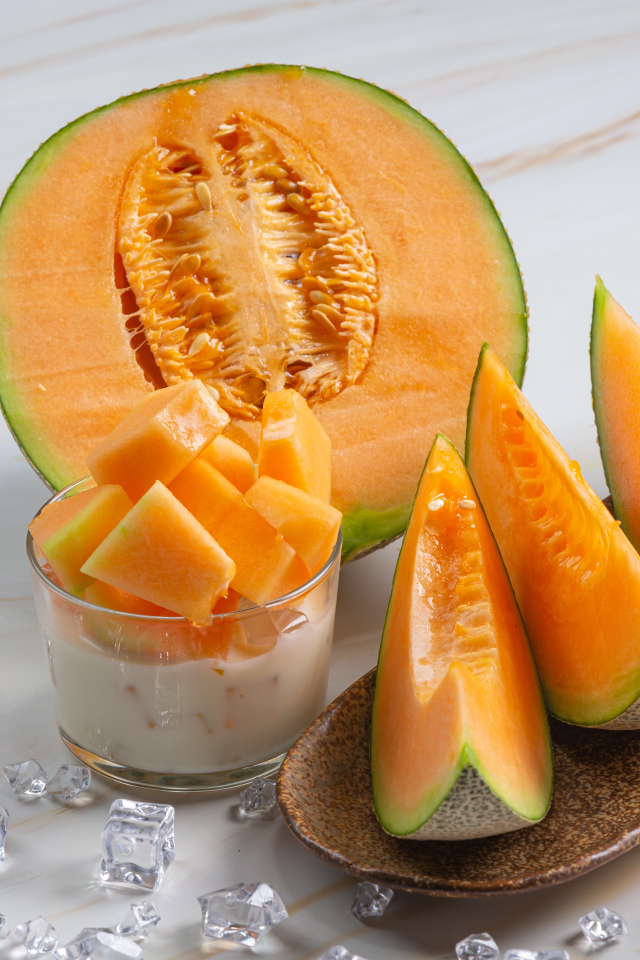 Ароматная спелая дыня на столе со льдом