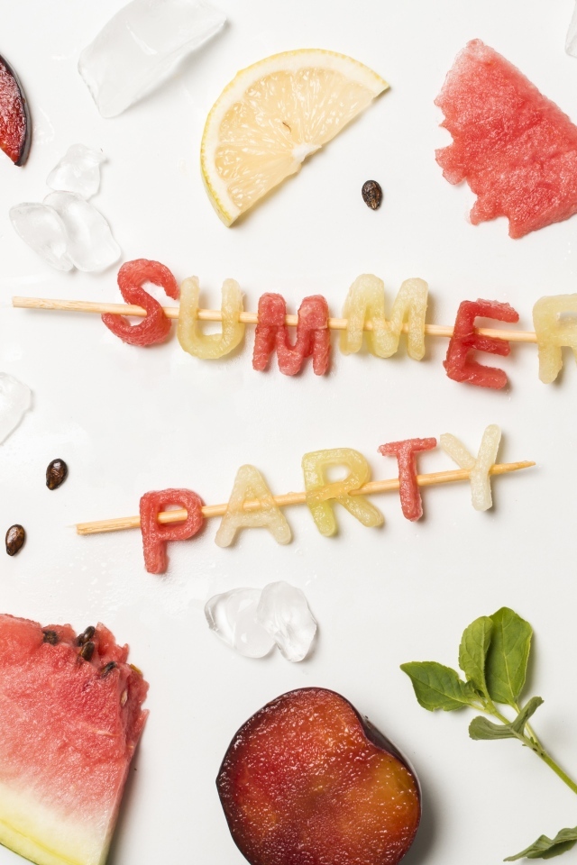 Свежие летние фрукты на белом фоне с надписью