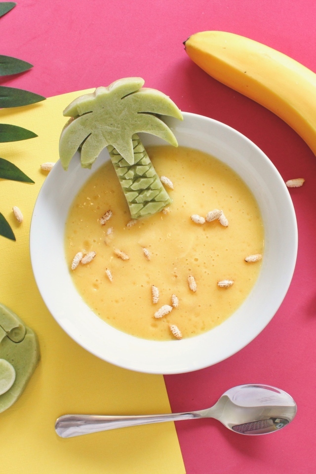 Фруктовый суп на столе с бананом