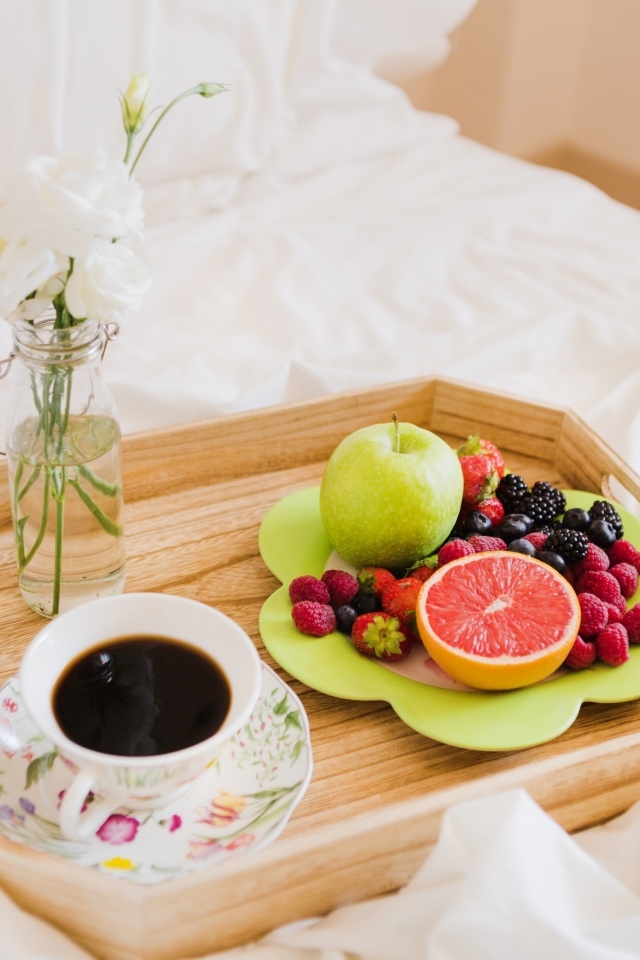Фрукты и чашка кофе для любимой в постель