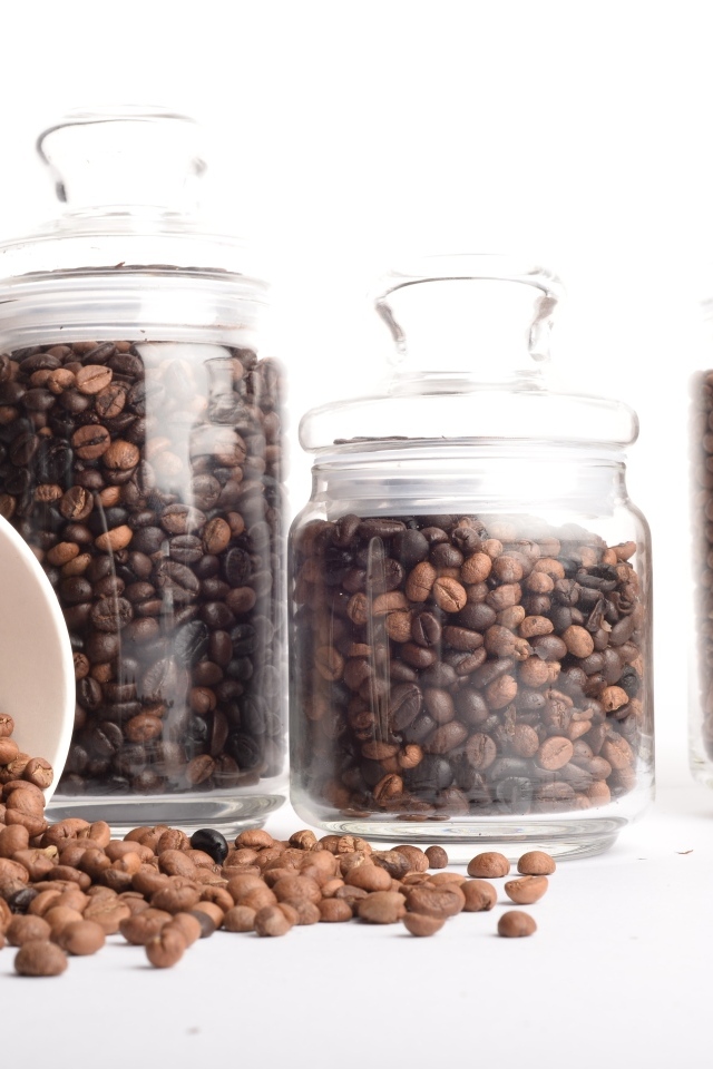 Стеклянные банки с жареными кофейными зернами