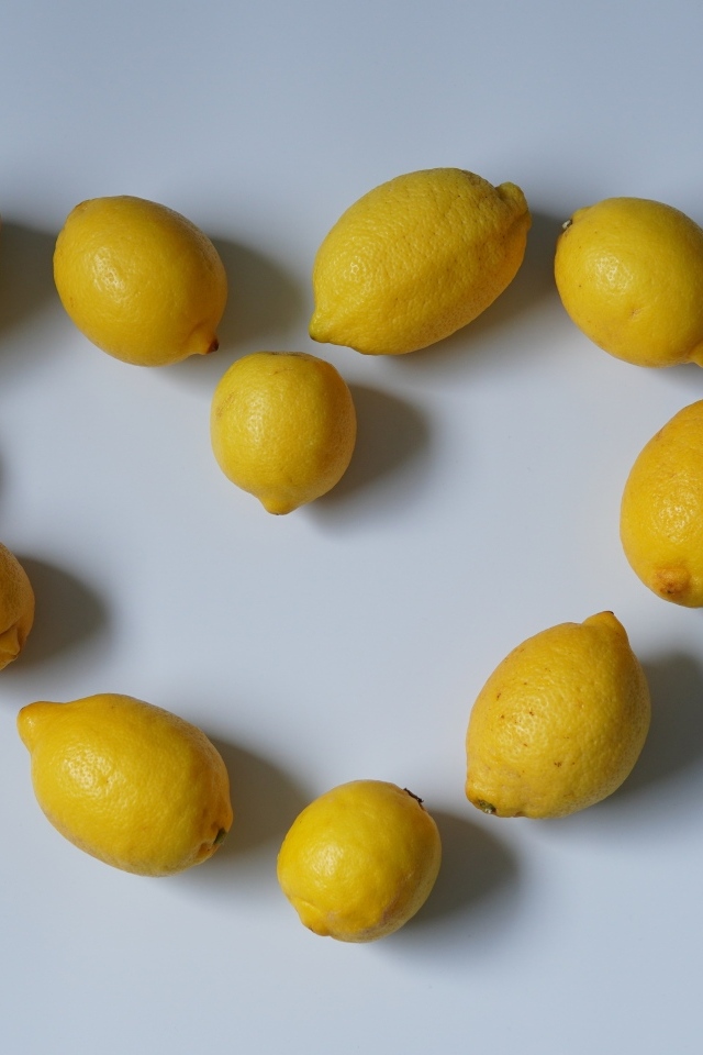 Сердце  из лимонов на сером фоне
