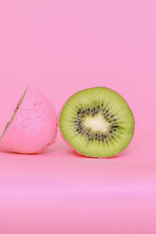 Половинки киви на розовом фоне