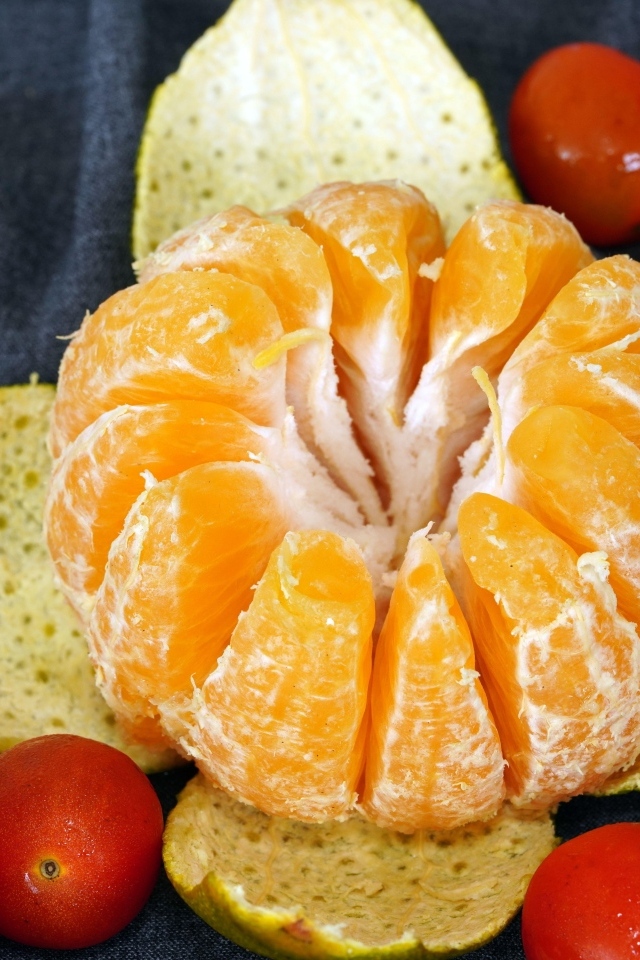 Большой очищенный мандарин на столе