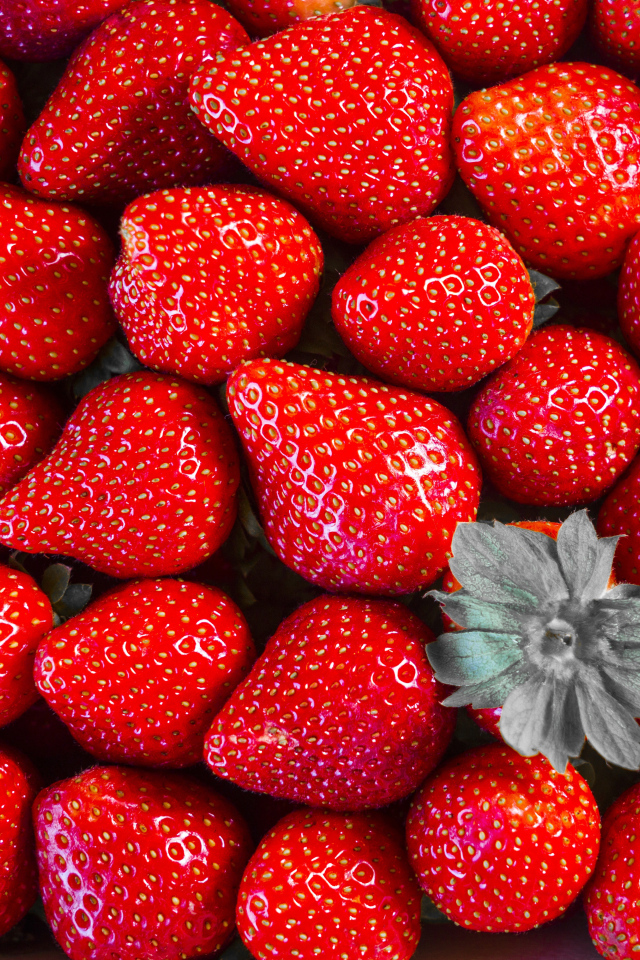 Крупная красная ароматная клубника