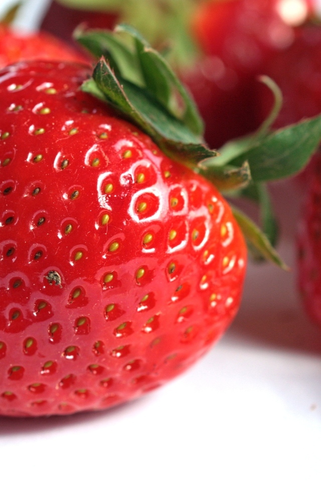 Крупная красная спелая клубника крупным планом