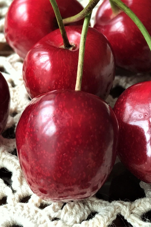 Крупные спелые ягоды черешни на столе