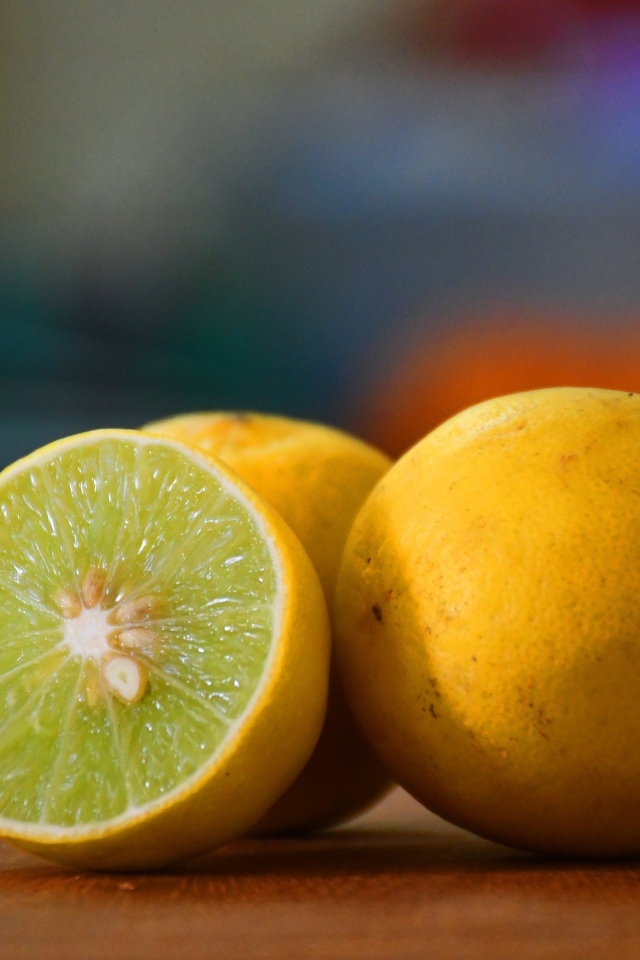 Лимоны на деревянном столе