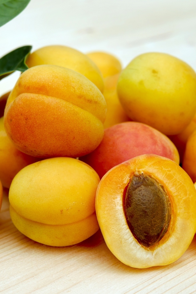 Много сладких свежих абрикос 