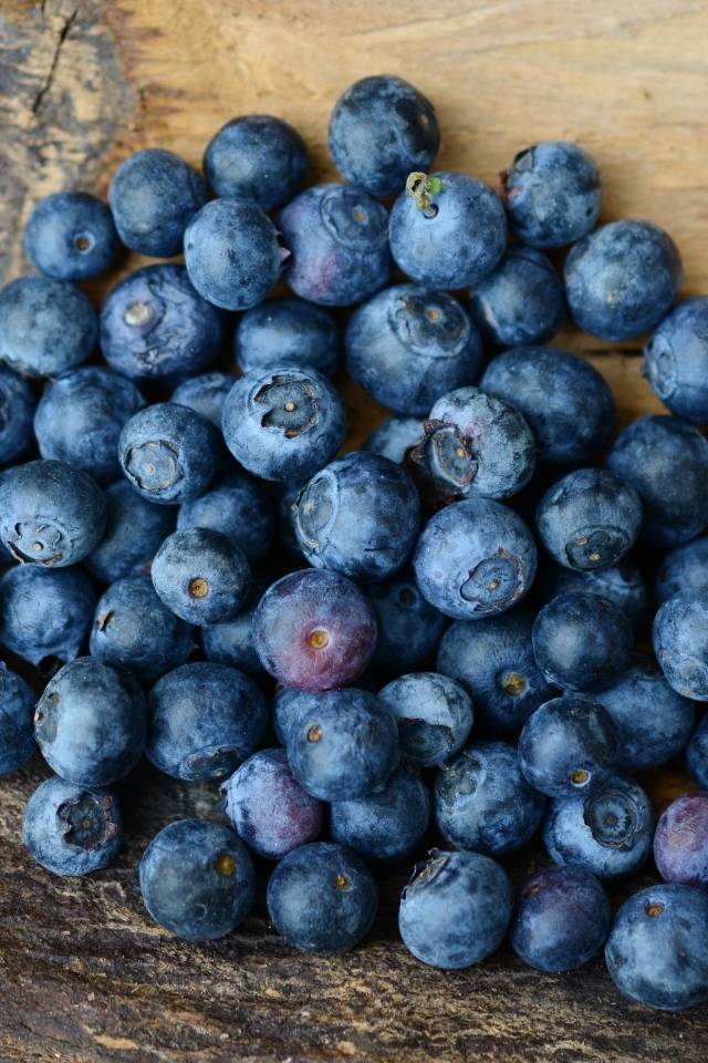 Много спелых ягод черники на столе 