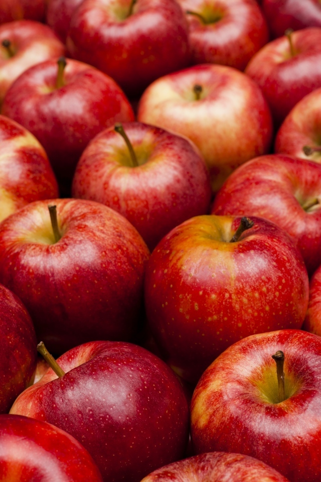 Много спелых красных яблок крупным планом