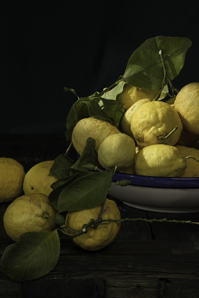 Много спелых желтых лимонов на столе