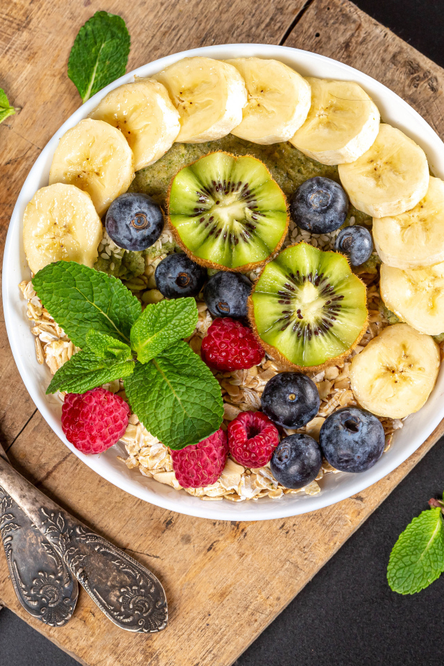 Овсяные хлопья с ягодам на завтрак 