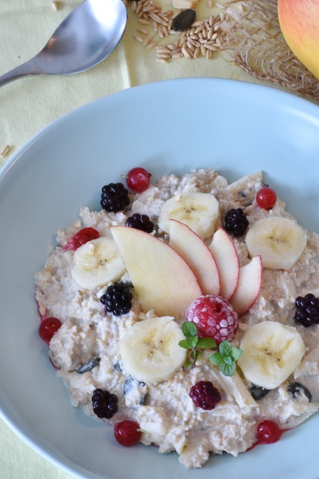 Овсяная каша с фруктами и ягодами в тарелке